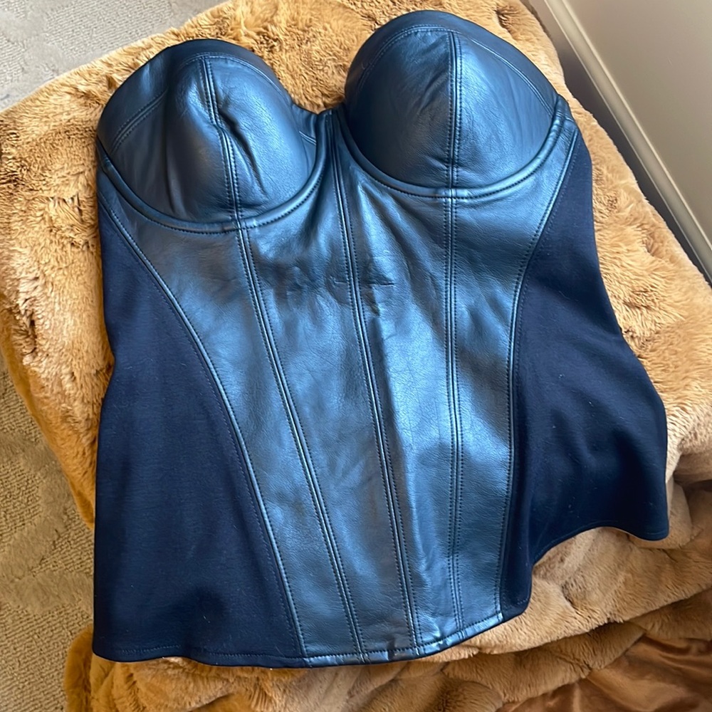 Black small bustier, leather/ spandex material. Optional straps included.